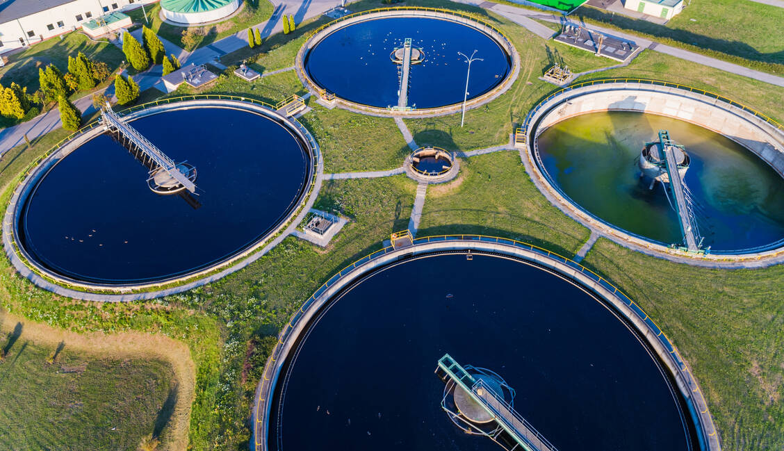 Klärwerke können oft Mikroschadstoffe im Abwasser nicht herausfiltern, die unter anderem durch Medikamente dort hinein gelangten. / Foto: Adobe Stock/antic