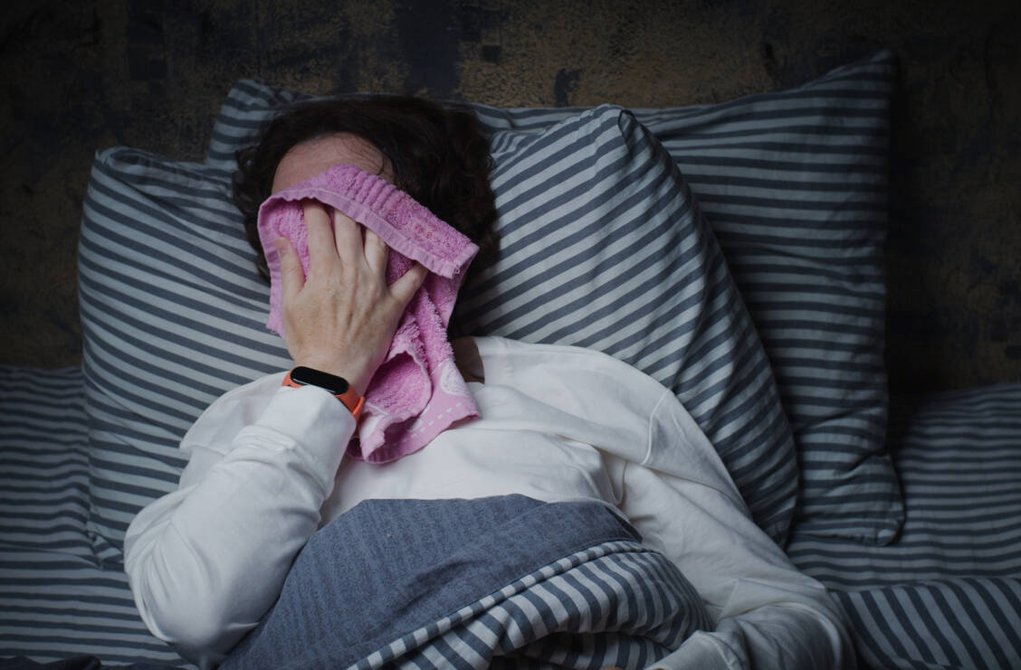 Hitzewallungen am Tag, Schweißausbrüche in der Nacht – das kann Frauen während der Wechseljahre stark beeinträchtigen. In diesem Lebensabschnitt ist die Thermoregulation hormonell bedingt aus dem Lot. / Foto: Getty Images/invizbk