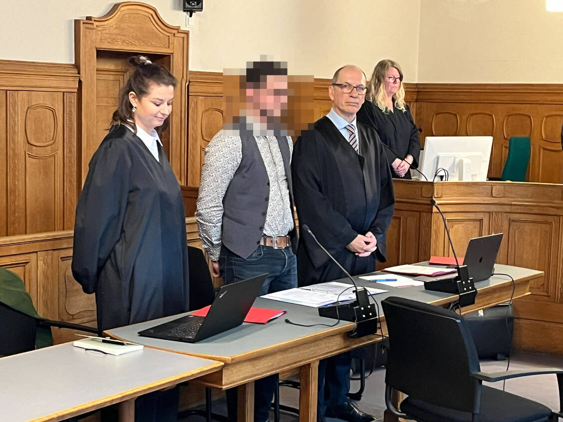 Vor dem Landgericht Berlin muss sich ein Apotheker wegen des mutmaßlich illegalen Handels mit Paxlovid verantworten. / © PZ