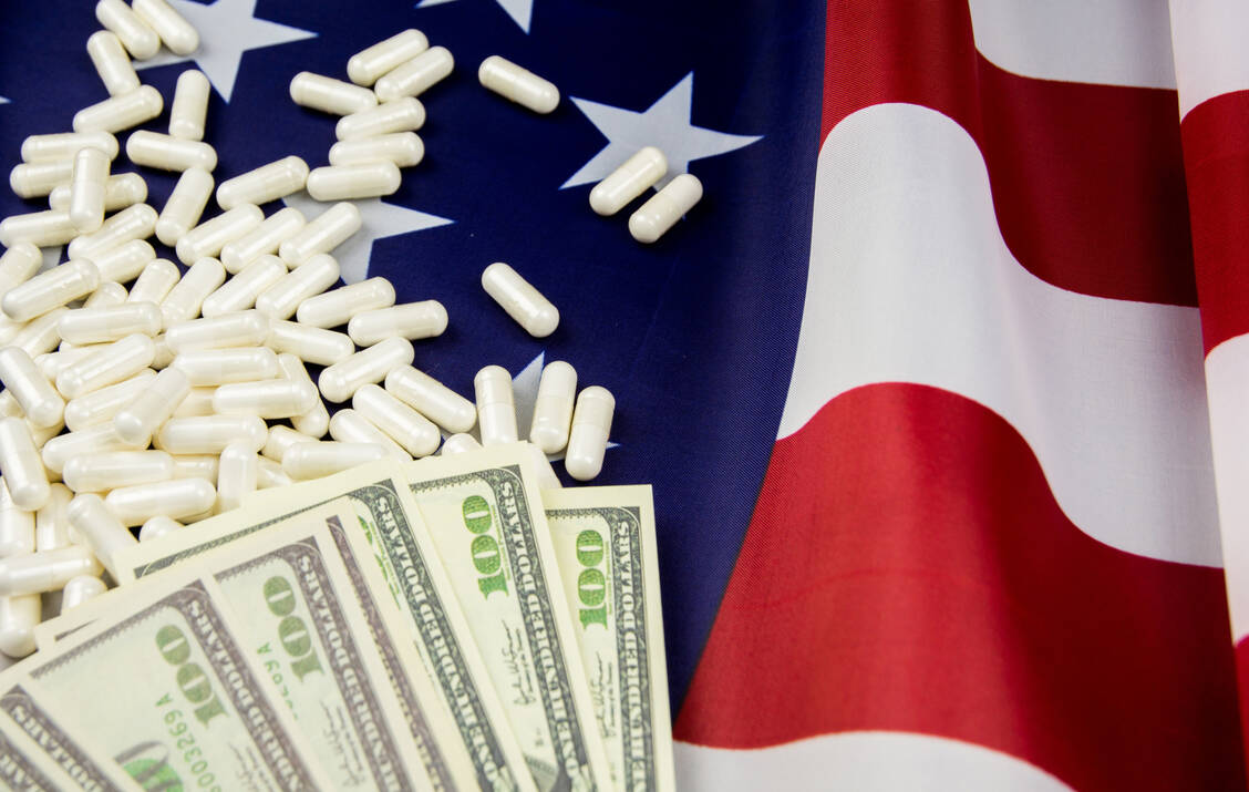 Medicare muss laut Gesetz die Arzneimittelpreise anpassen. Es gibt aber klare Obergrenzen. / © Adobe Stock/Александр Бердюгин