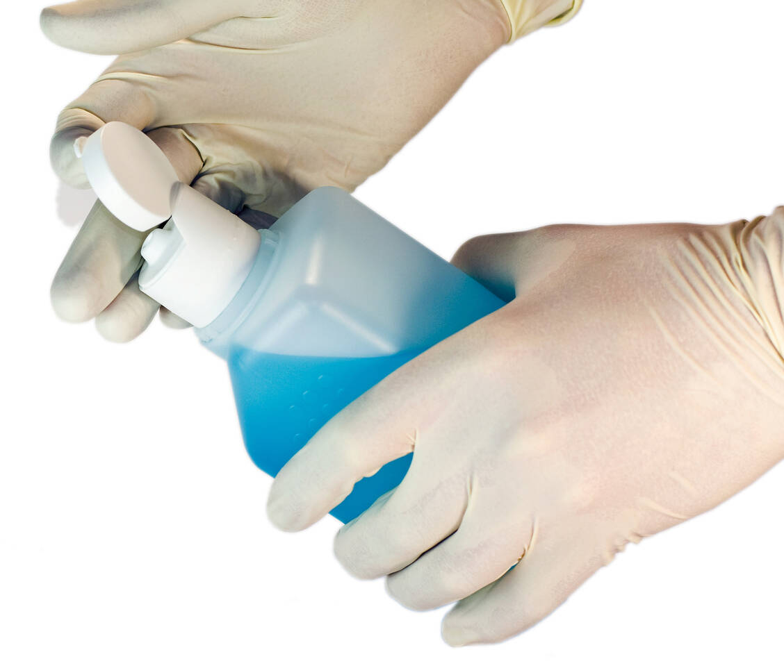 Industriell gefertigte Händedesinfektionsmittel sind derzeit kaum zu bekommen. Ob Apotheken solche Mittel selbst herstellen dürfen, ist umstritten. / Foto: Rodja - Fotolia.com