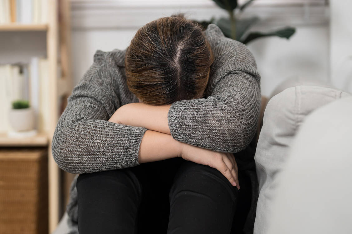 Menschen mit Adipositas werden häufig nicht nur von Fremden stigmatisiert, sondern haben auch ein negatives Selbstbild. / © Getty Images/Dacharlie