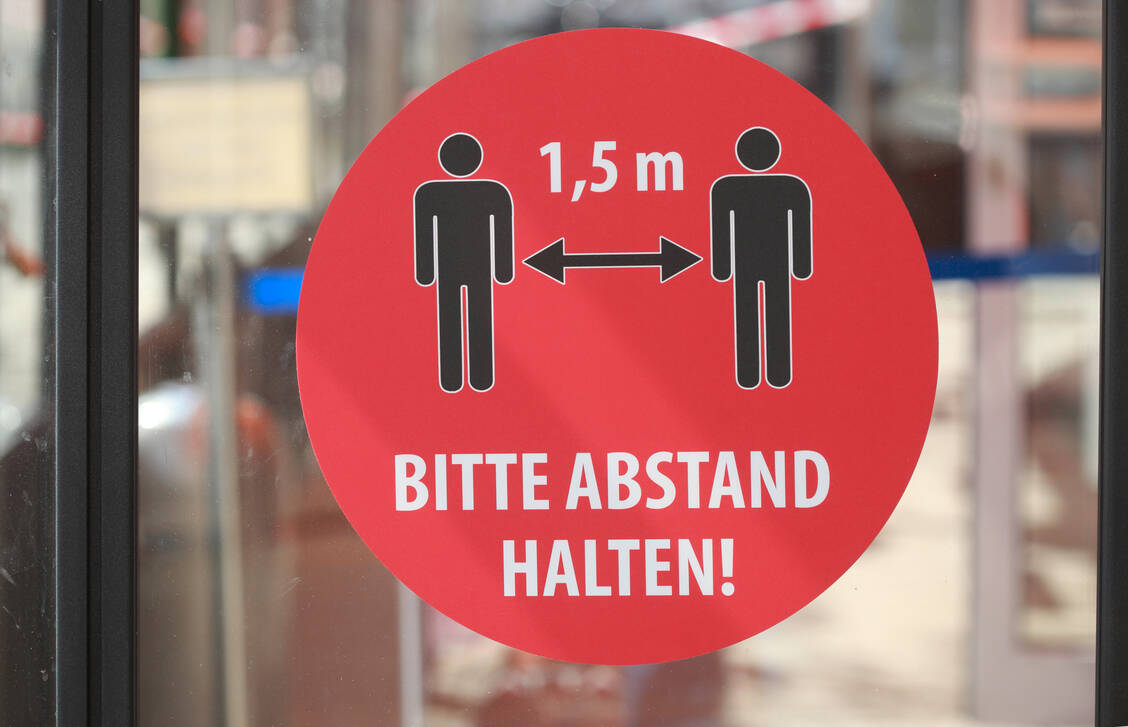 Ab sofort können sich auch Personen aus zwei Haushalten treffen, wenn sie den Mindestabstand von 1,5 Metern einhalten.  / Foto: Adobe Stock/detailfoto