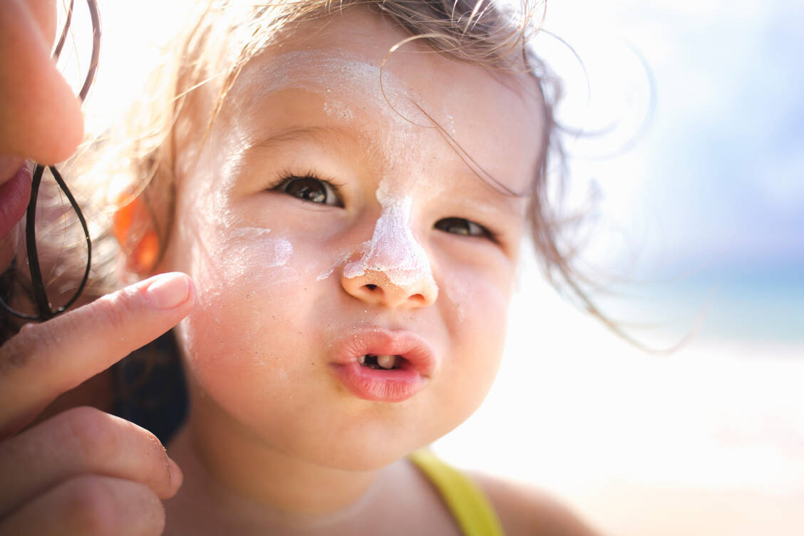 Guter Sonnenschutz ist bei Kindern extrem wichtig zur Hautkrebsprävention. / Foto: Getty Images/Chad Springer