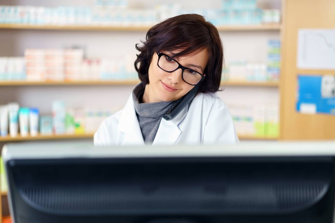 Bei drängenden Arzneimittelproblemen oder Unklarheiten, die den Patienten oder die Therapie gefährden können, ruft die Apotheke in der Regel direkt den Arzt an. / © Adobe Stock/contrastwerkstatt