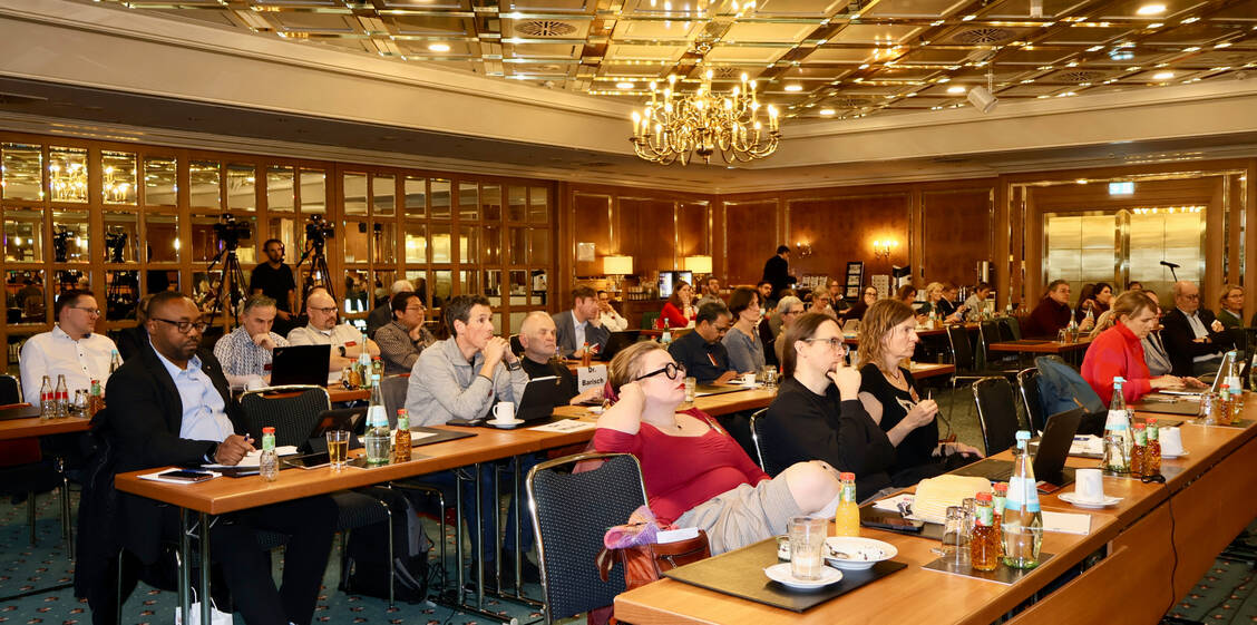 Die Versammlung der Vertreterinnen und Vertreter der Landesapothekerkammer Baden-Württemberg soll weiterhin hybrid stattfinden, wie eine Abstimmung ergab. / © LAK Baden-Württemberg