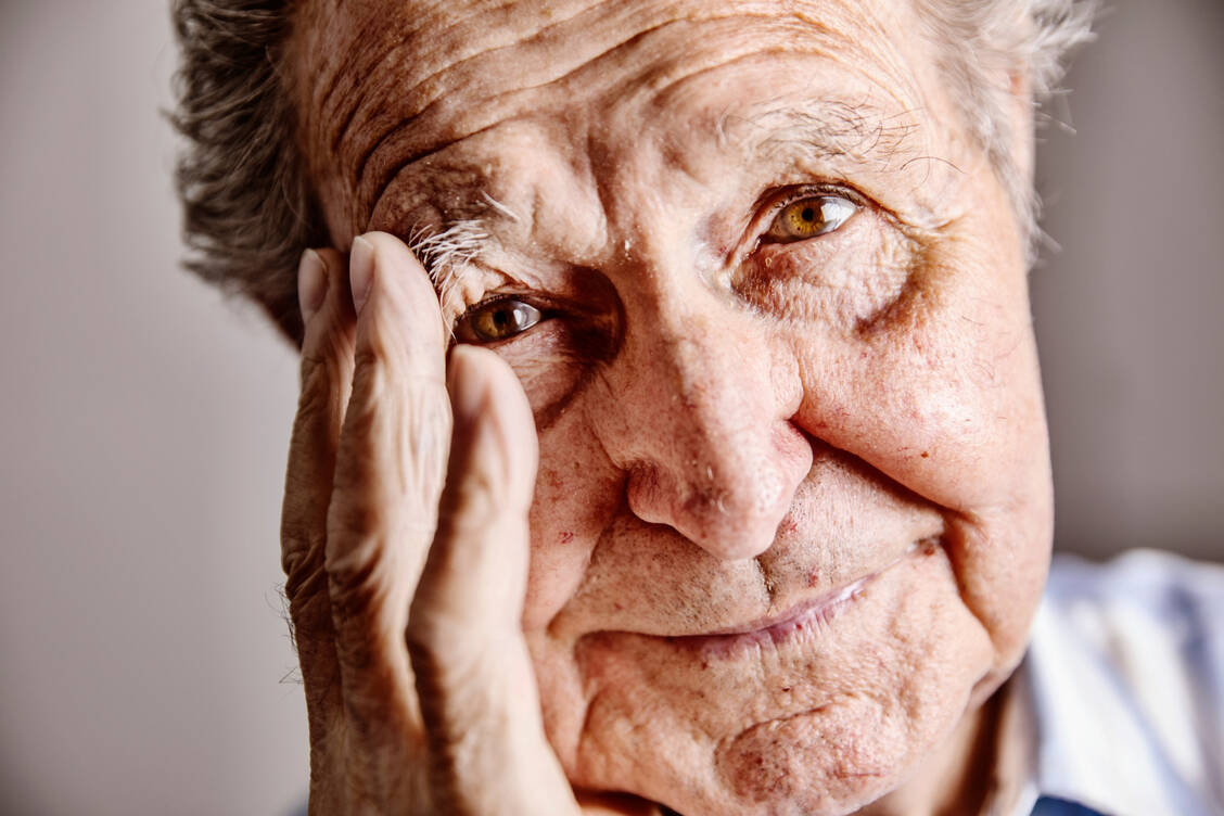 Ältere und vorerkrankte Menschen sind besonders anfällig für chronische oder infizierte Wunden. / © Getty Images/Westend61