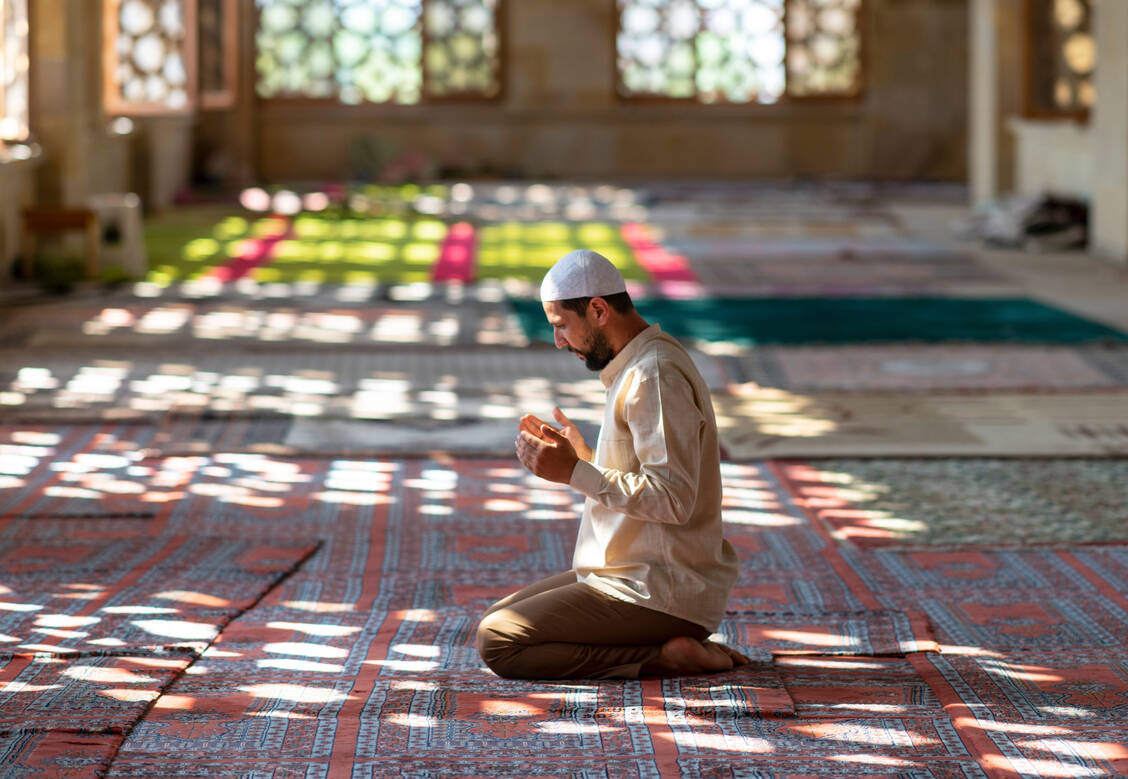 Große Zusammenkünfte sind in Corona-Zeiten zu vermeiden. Viele Veranstaltungen zum Ramadan finden daher in diesem Jahr online statt. / Foto: Getty Images/ozgurdonmaz