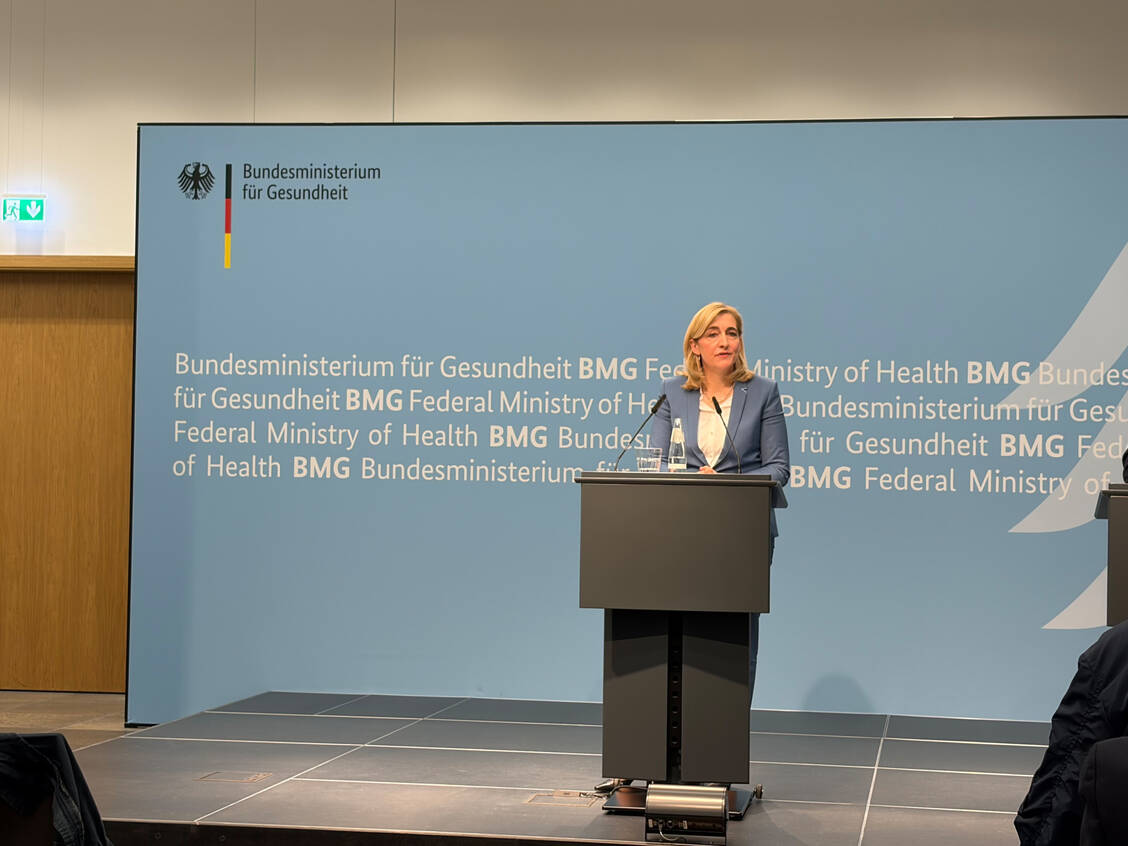 Bundesgesundheitsministerin Nina Warken (CDU) skizzierte heute in Berlin die Sparpläne. / © PZ