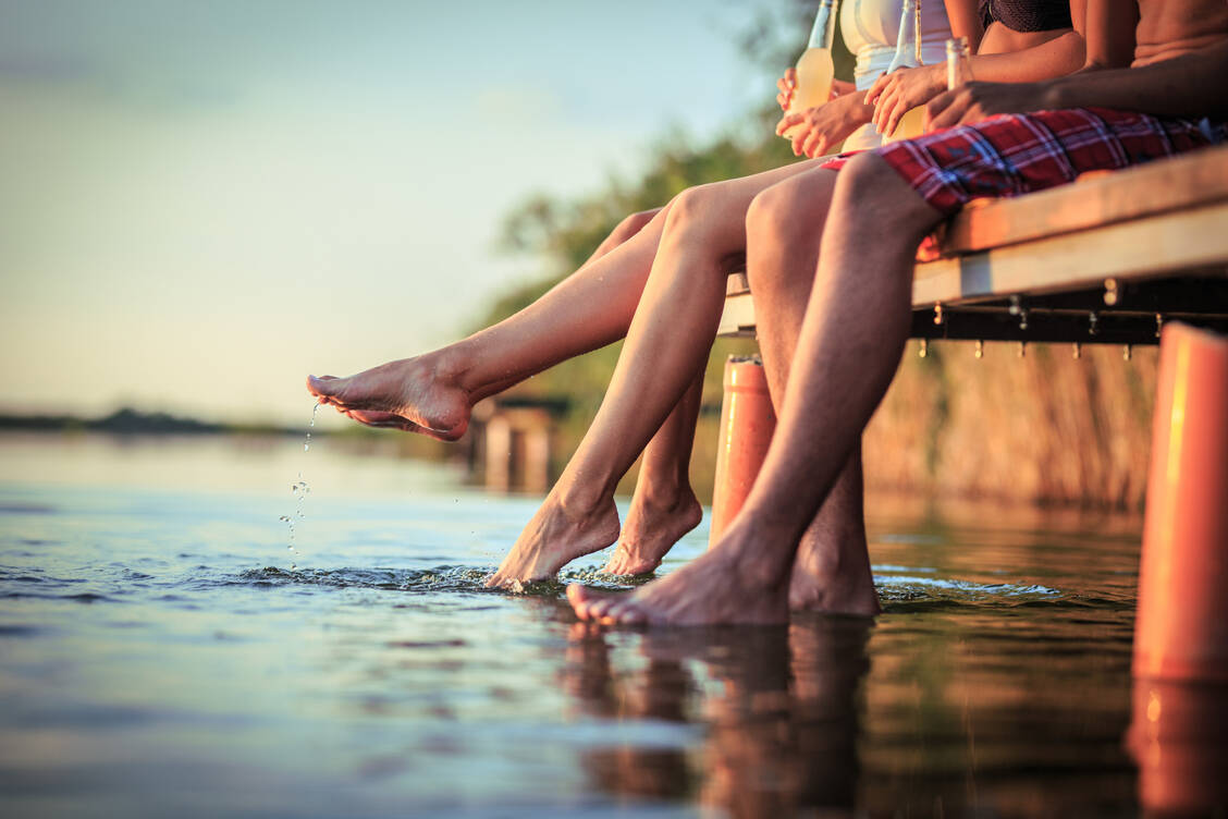 Menschen genießen den Sommer, dem SARS-Coronavirus-2 scheint er nicht zu gefallen.  / Foto: Adobe Stock/SolisImages