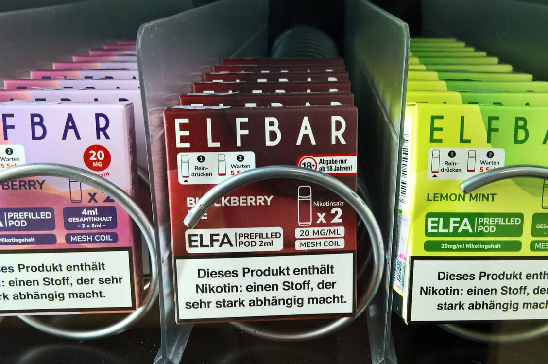 Gesundheitsrisiken, suchterzeugendes Nikotin und Brände in Müllentsorgungsanlagen – für ein Einweg-Vapes-Verbot gibt es zahlreiche Gründe.  / © Imago / Manfred Segerer