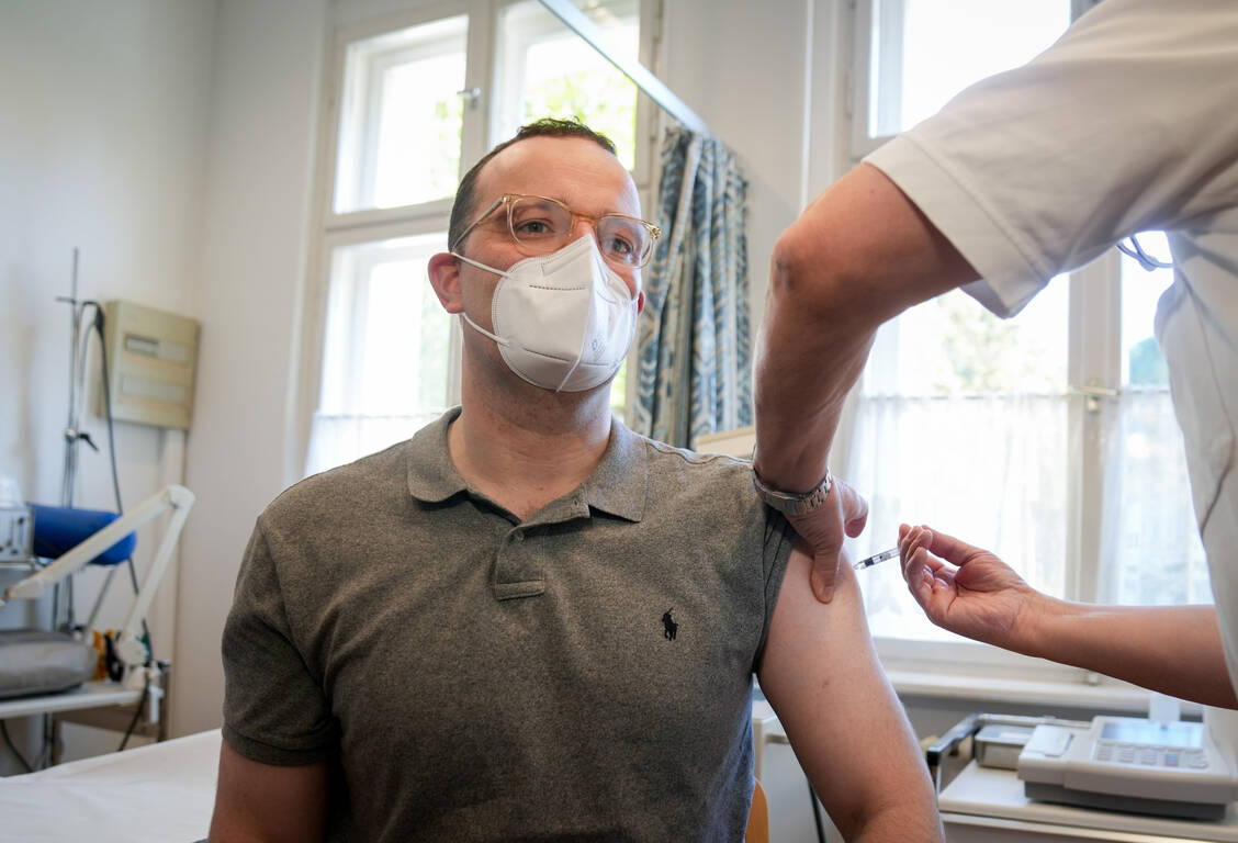 Ein Zeichen setzen: Bundesgesundheitsminister Jens Spahn ließ sich in Berlin medienwirksam gegen die Grippe impfen.  / Foto: picture alliance/dpa