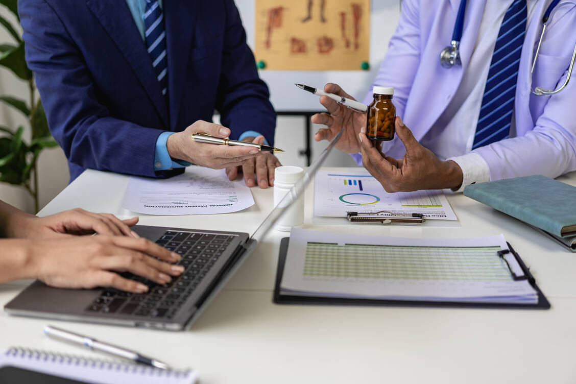 Standardisierte Reduktionsschemata tragen zu einem sichereren Absetzen von Glucocorticoiden bei – auch über den stationären Aufenthalt hinaus / © Getty Images/Ashi Sae Yang