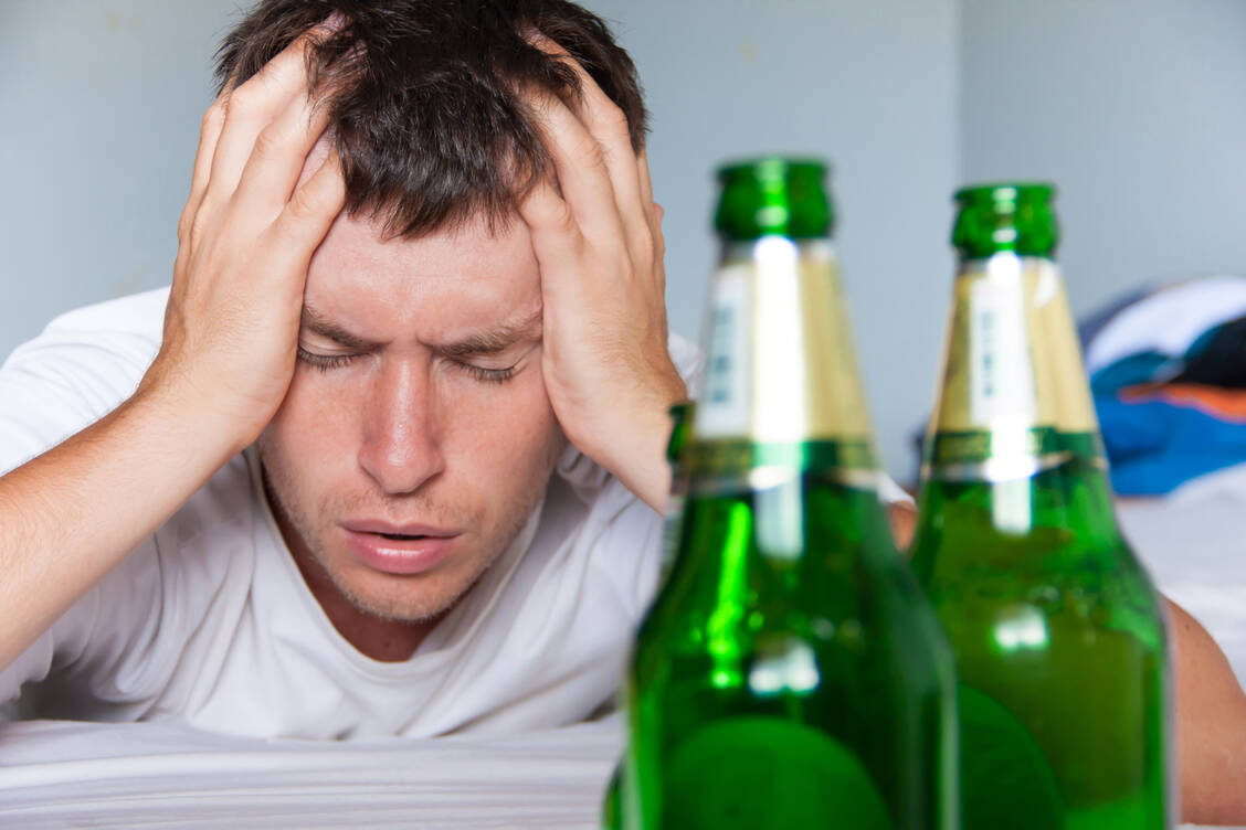 Zurzeit werden im Internet verschiedene Mittel angepriesen, die den Kater nach übermäßigem Alkoholkonsum abmildern sollen. / Foto: Adobe Stock/Michael Traitov