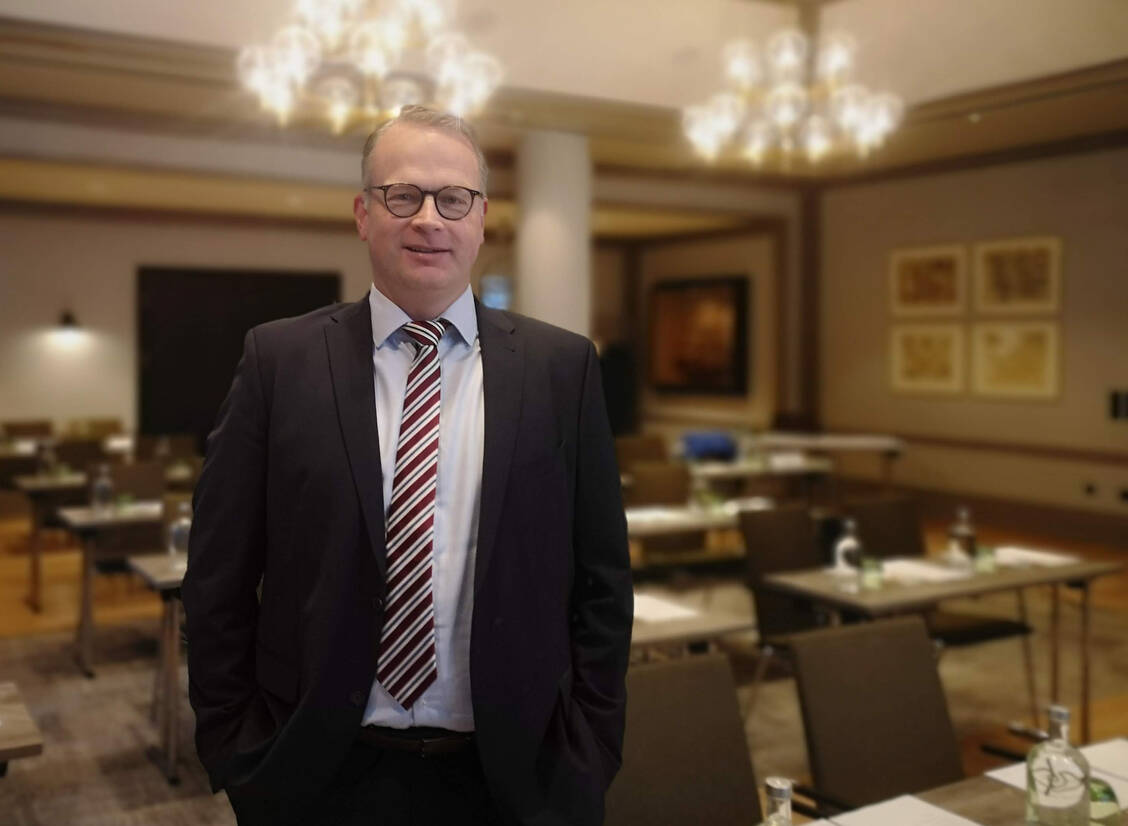 Kammerpräsident Dr. Kai Christiansen befürchtet, dass die Zahl der Apotheken in Schleswig-Holstein durch die Erhöhung des Kassenabschlags und explodierende Kosten noch dramatischer sinken wird. / Foto: PZ/Daniela Hüttemann