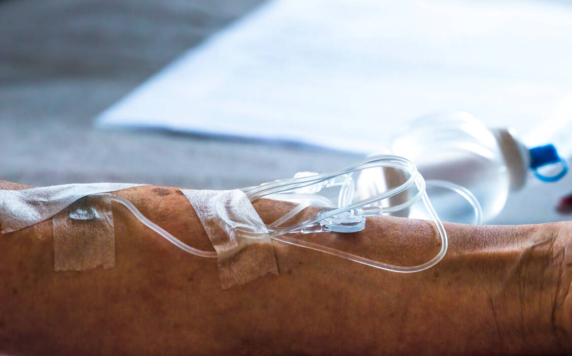In der Palliativmedizin werden viele Arzneimittel subkutan gegeben. Häufig stellt diese Applikationsart aber einen Off-Label-Einsatz dar. / Foto: Adobe Stock/Photo Feats