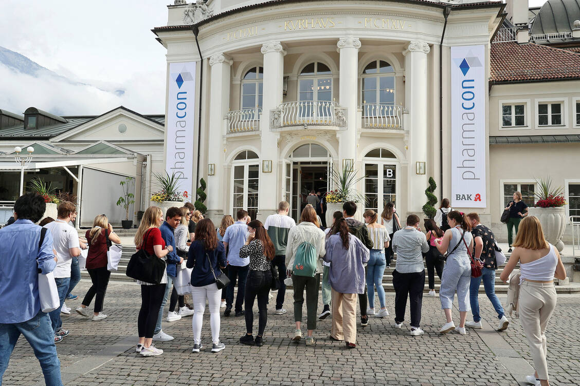 Auch viele Pharmaziestudierende haben sich wieder für den Pharmacon im Kurhaus von Meran angemeldet. / Foto: PZ/Alois Müller