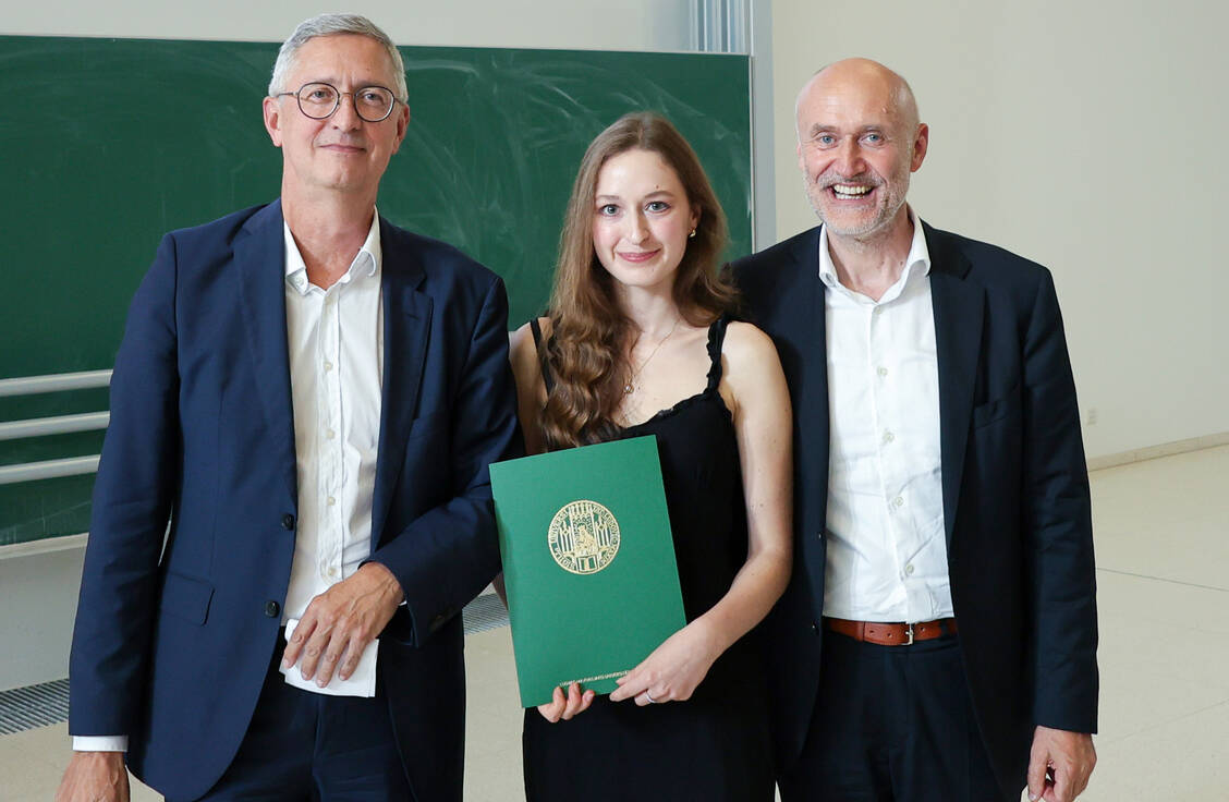 Verleihung des Daiichi Sankyo-Master-Preises 2024: Dr. Thomas Profitlich, Nadine Baumeister und Professor Dr. Franz Paintner / Foto: LMU/Fabian Schmid