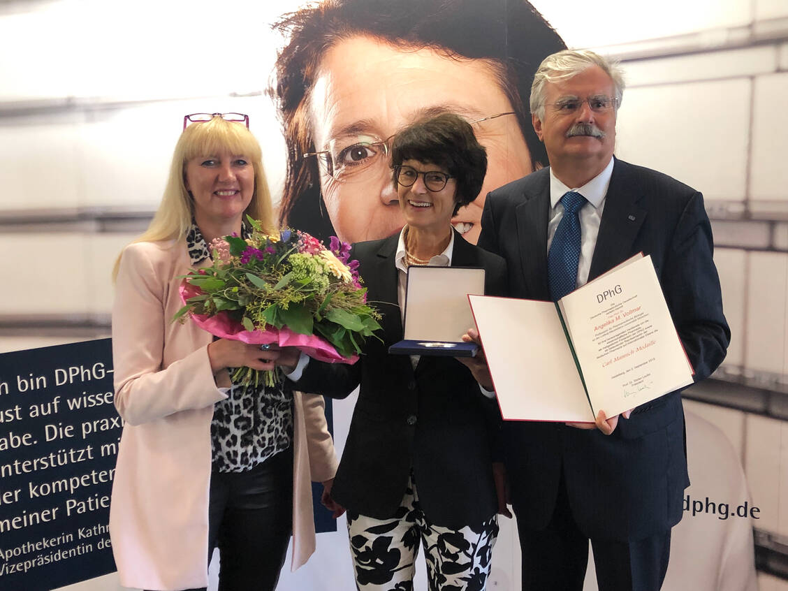 Die DPhG-Präsidentin der Amtsperiode 2020-2023,  Professor Dr. Dagmar Fischer (links) und der amtierende DPhG-Präsident, Professor Dr. Stefan Laufer gratulieren Professor Dr. Angelika Vollmar zu ihrer Auszeichnung mit der Carl-Mannich-Medaille. / Foto: PZ/Theo Dingermann