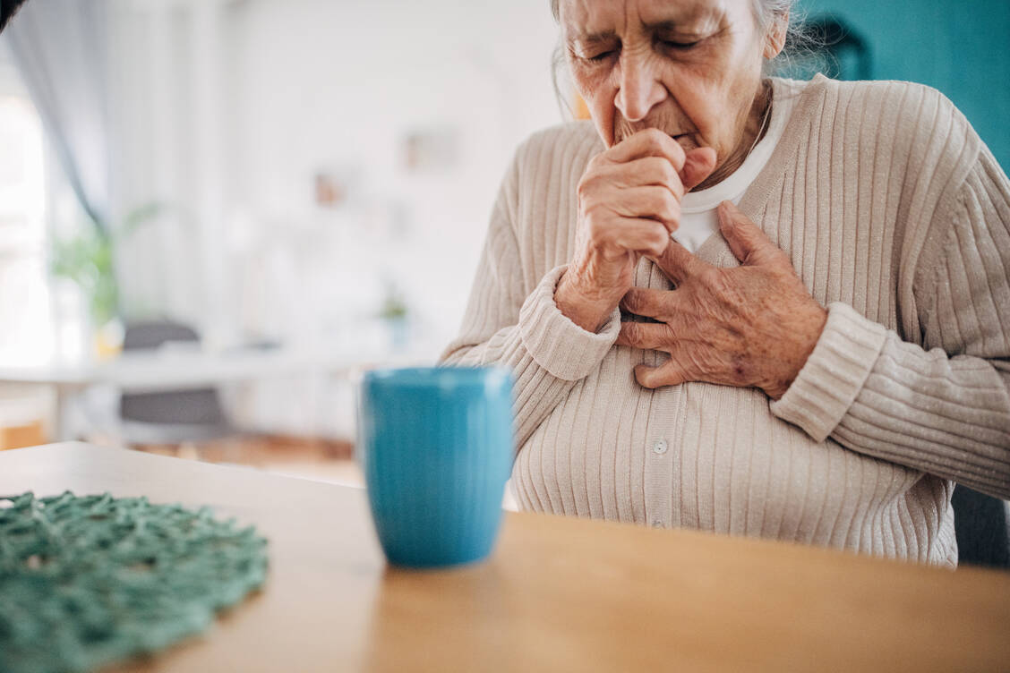 Eine Influenza beginnt, anders als eine normale Erkältung, meist plötzlich mit hohem Fieber, Schüttelfrost, Schweißausbrüchen, Husten, Kopf- und Halsschmerzen. Vor allem älteren Menschen kann sie gefährlich werden. / © Getty Images/South_agency