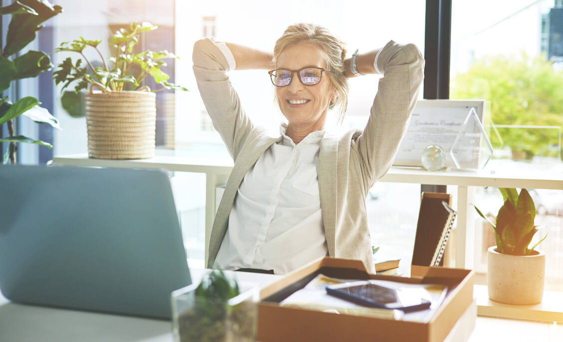 Viele Frauen haben Beschwerden während der Wechseljahre. Darauf sollten sich Arbeitgeber besser einstellen. / © Getty Images/DMP/Katleho Seisa