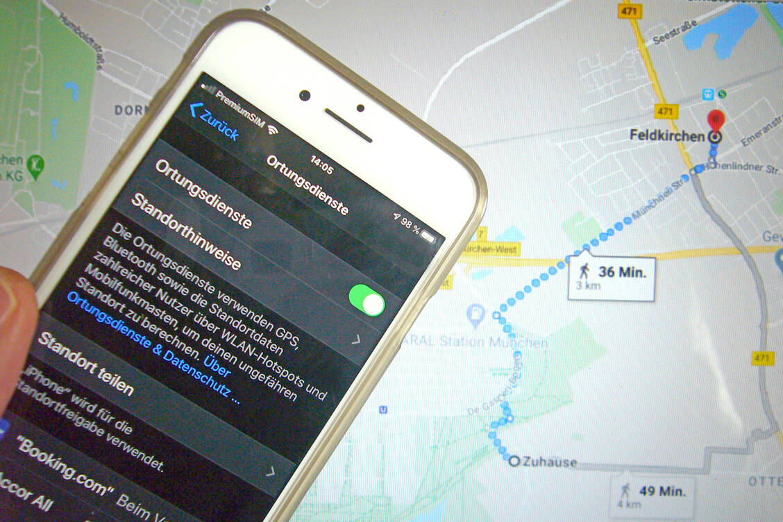 Eine Handy-App könnte bei der Eindämmung der Coronavirus-Pandemie helfen, Infektionsketten nachzuvollziehen und Kontakte von Infizierten zu warnen. Möglich wäre das auch anonym und freiwillig. / Foto: imago/Sven Simon
