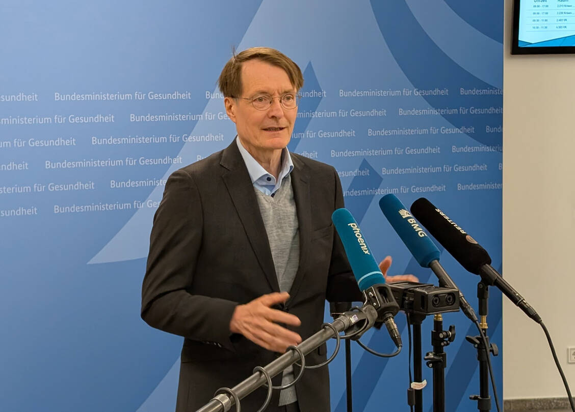 Gesundheitsminister Karl Lauterbach trat am Montag vor die Presse.  / © PZ/Brockfeld