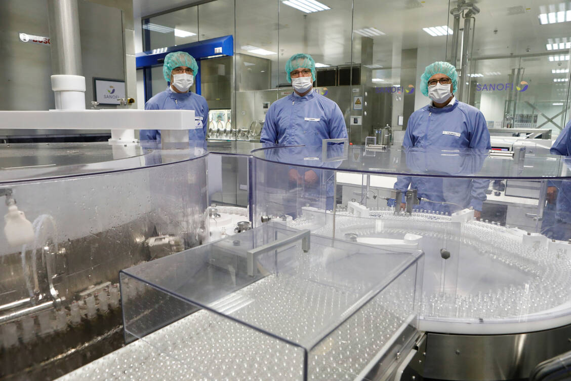 Bundesgesundheitsminister Jens Spahn (Mitte), der hessische Wirtschaftsminister Tarek Al-Wazir (rechts)  und Thomas Triomphe, Executive Vice President und Global Head von Sanofi Pasteur, besuchten am 22. September eine Anlage zur sterilen Abfüllung von Sanofis potenziellem Impfstoff gegen Covid-19.  / Foto: Sanofi