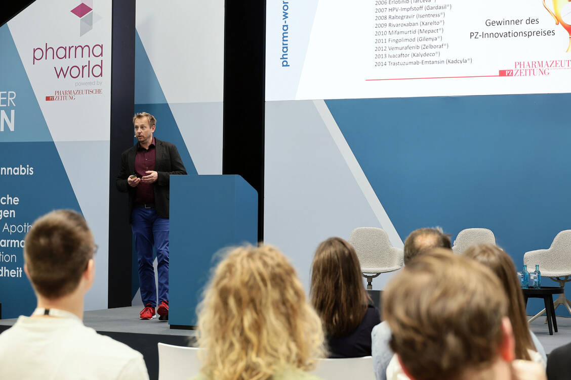 PZ-Chefredakteur Sven Siebenand stellte in der Pharma-World innovative Arzneistoffe vor, die mit dem PZ-Innovationspreis ausgezeichnet wurden. / © PZ/Alois Müller