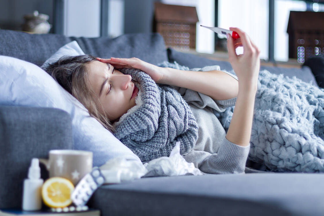 Eine Influenza verläuft mitunter heftig. Der Wirkstoff Baloxavir mit neuartigem Wirkmechanismus konnte die Krankheitsdauer in Studien verkürzen. / Foto: Getty Images/Andrii Starunskyi