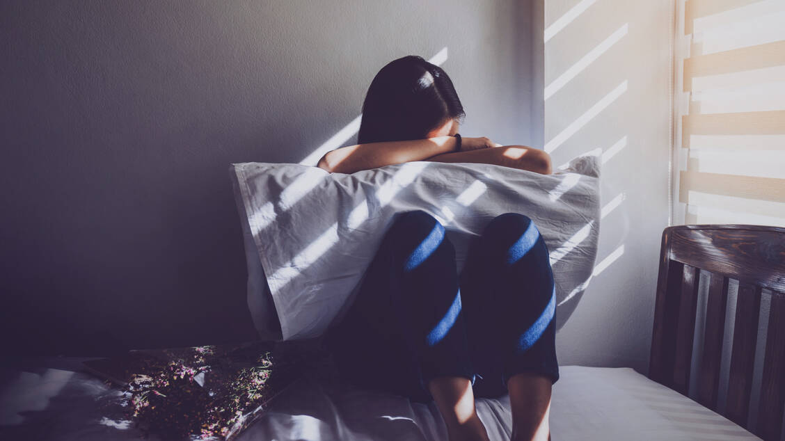 Patienten mit Depressionen sind nicht immer einfach zu erreichen, doch brauchen gerade sie die meiste Unterstützung. / Foto: Getty Images/bunditinay