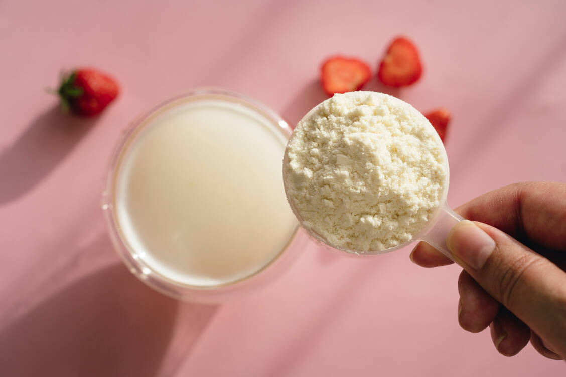 Während der Gewichtsreduktion soll die tägliche Proteinmenge sogar erhöht werden, um einem Abbau von Muskulatur entgegenzuwirken. / © Getty Images/Anna Blazhuk