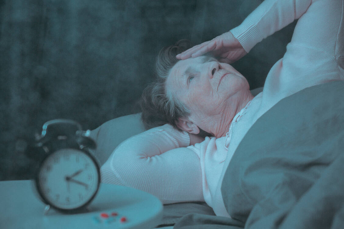 Da Mirtazapin sedierend wirkt, wird es oft bei depressiven Patienten mit Schlafstörungen eingesetzt, off Label auch nur als Sedativum. In der Geriatrie hat es einen hohen Stellenwert, da es kaum anticholinerg wirkt.  / Foto: Fotolia/Photographee.eu