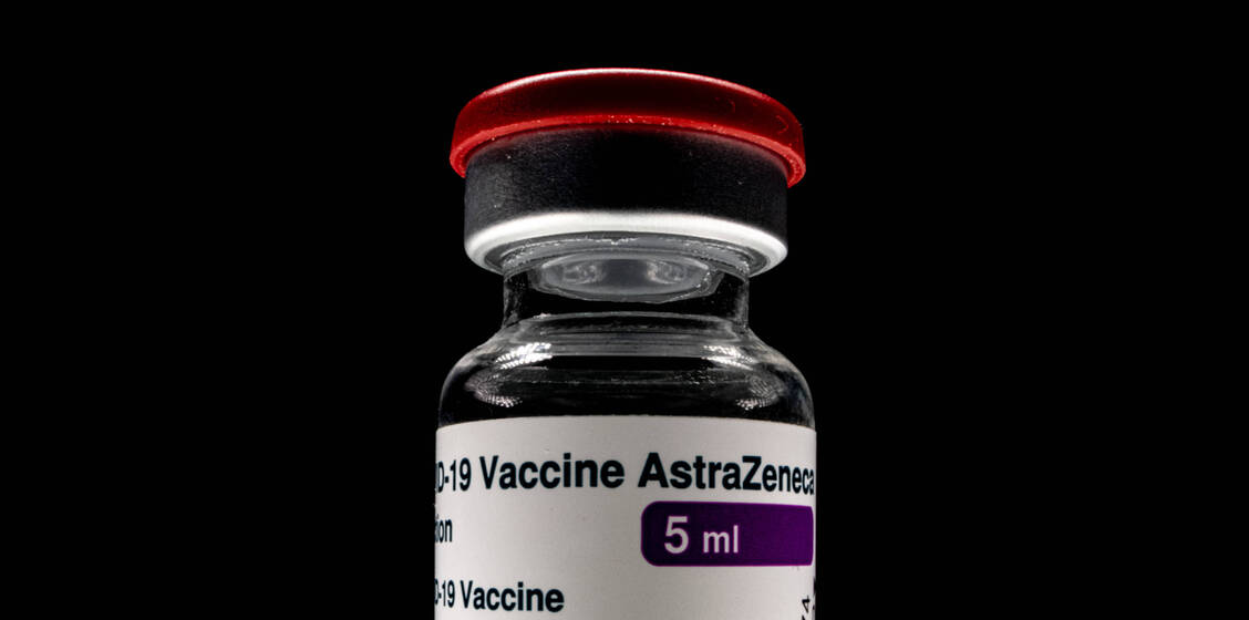 Wer nach der ersten Impfdosis Vaxzevria® von Astra-Zeneca eine der sehr seltenen Thrombosen in Verbindung mit Thrombozytopenie (TTS) erlitten hat, darf nicht noch einmal mit diesem Covid-19-Impfstoff geimpft werden. Das TTS steht nun als Kontraindikation in den Produktinformationen. / Foto: imago images/Beautiful Sports
