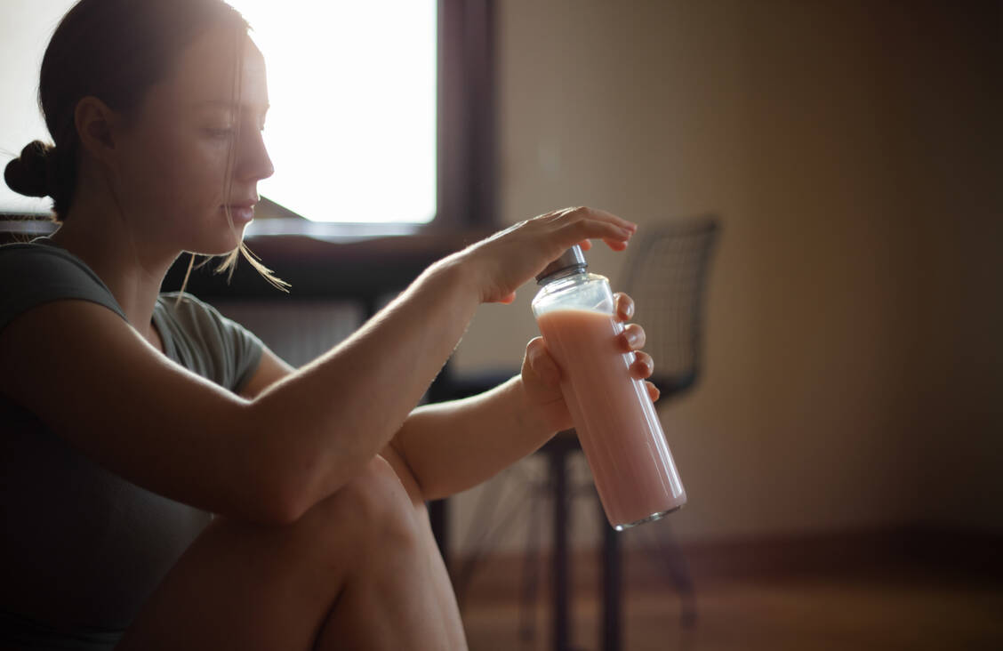 Abends vor dem Schlafengehen noch langsam verdauliches Protein zu sich zu nehmen, gilt als Trick, um den Muskelaufbau zu fördern. / © Getty Images/Berk Ucak