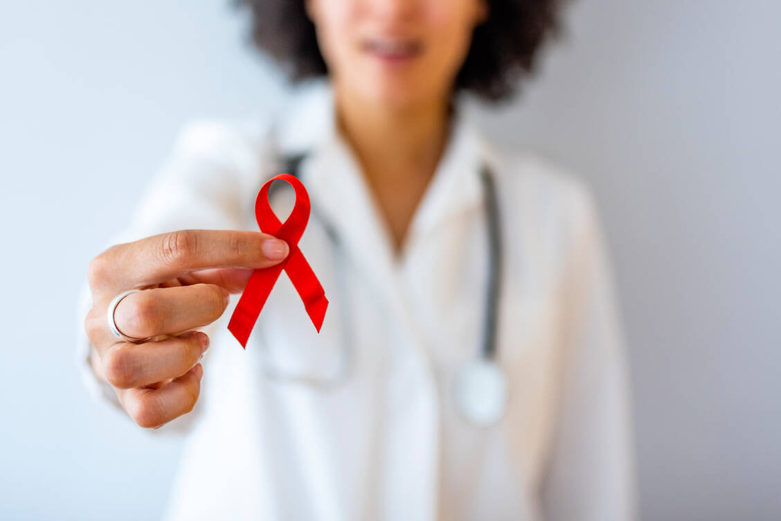 Da viele erfahrene HIV-Behandlerinnen und -Behandler vor dem Ruhestand stehen, drohen insbesondere regionale Versorgungslücken in den ländlichen Gegenden. / © Getty Images/dragana991