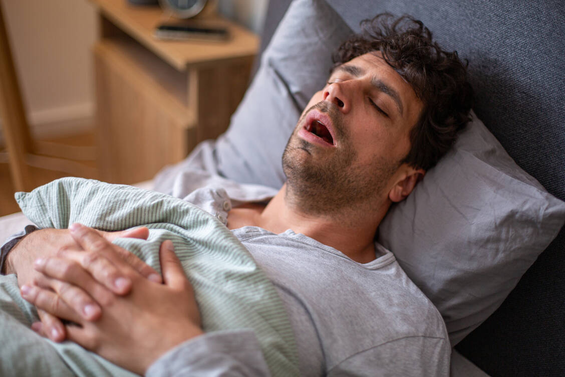 Für die Behandlung der obstruktiven Schlafapnoe werden verschiedene Inkretinmimetika intensiv getestet. / © Getty Images/draganab