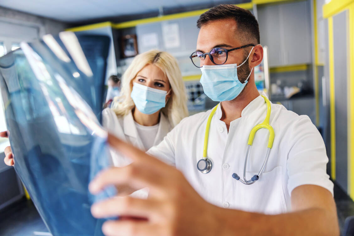 Infolge einer SARS-CoV-2-Infektion sind mittelfristige Organbeeinträchtigungen wie ein reduziertes Lungenvolumen möglich. / Foto: Getrty Images/dusanpetkovic