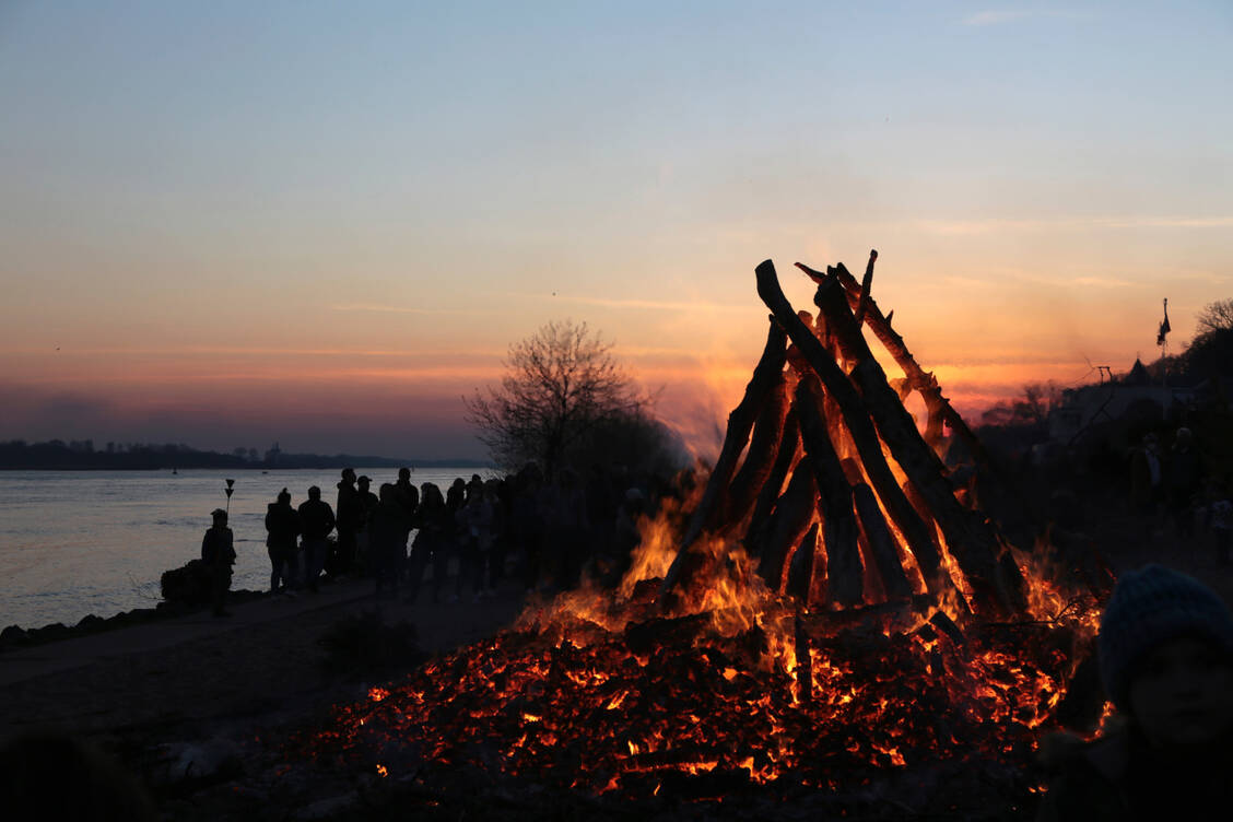 In einer Silvesternacht ist die Feinstaub-Belastung durch Raketen deutlich höher als an Ostern durch die großen Lagerfeuer wie hier am Elbstrand in Hamburg. / Foto: Adobe Stock/Klaus Radetzki