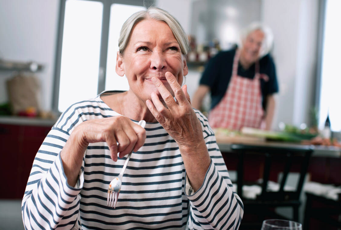 Lieber weniger, aber gesund und mit Genuss essen lautet das Erfolgsrezept. / Foto: Getty Images/Westend61