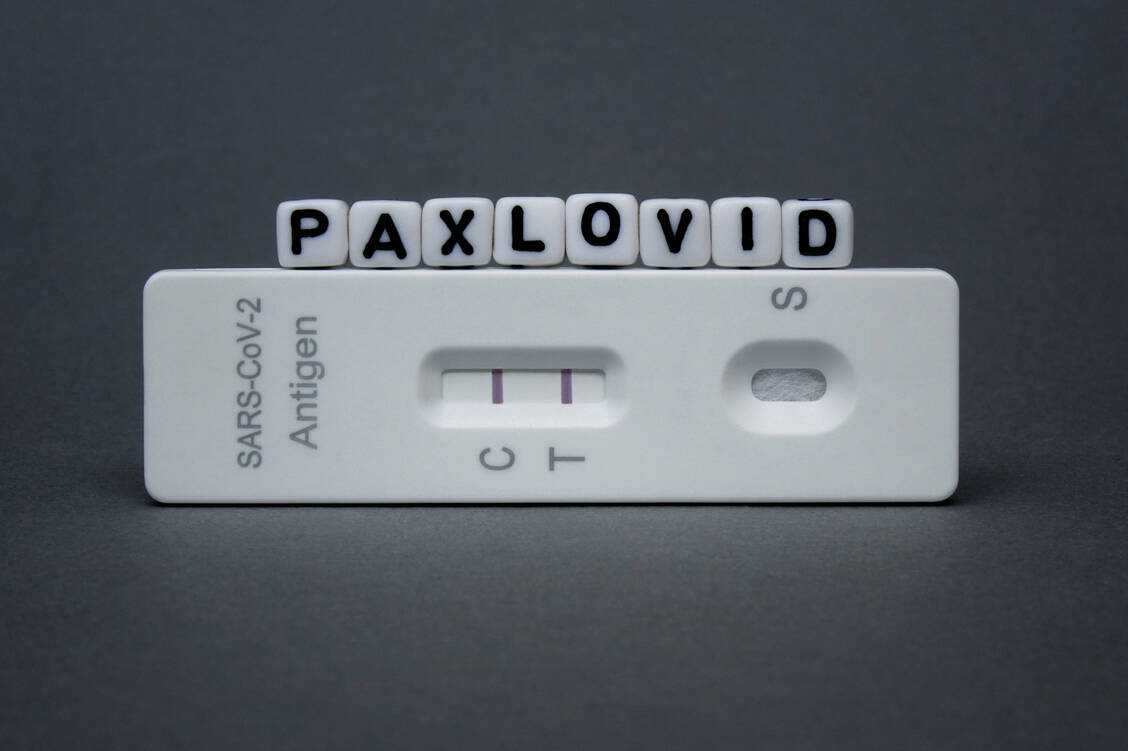 Die Bundesregierung möchte Ärzten die direkte Paxlovid-Abgabe in Praxen erlauben. Damit bricht sie ein jahrhundertealtes Prinzip, kritisiert ein Bremer Pharmakologe.  / Foto: Imago Images/Steinach
