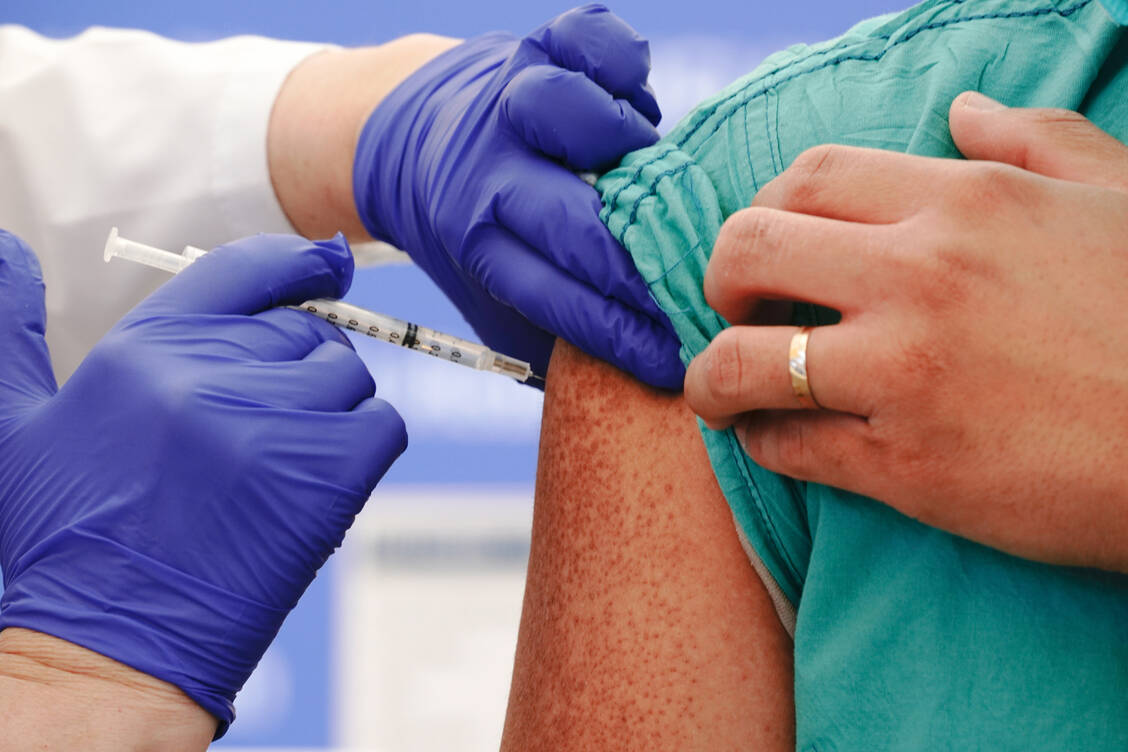 Der Covid-19-Vektorimpfstoff Vaxzevria von Astra-Zeneca scheint bei Trägern eines bestimmten HLA-Allels besonders effektiv zu sein. / Foto: Getty Images/Bloomberg Creative