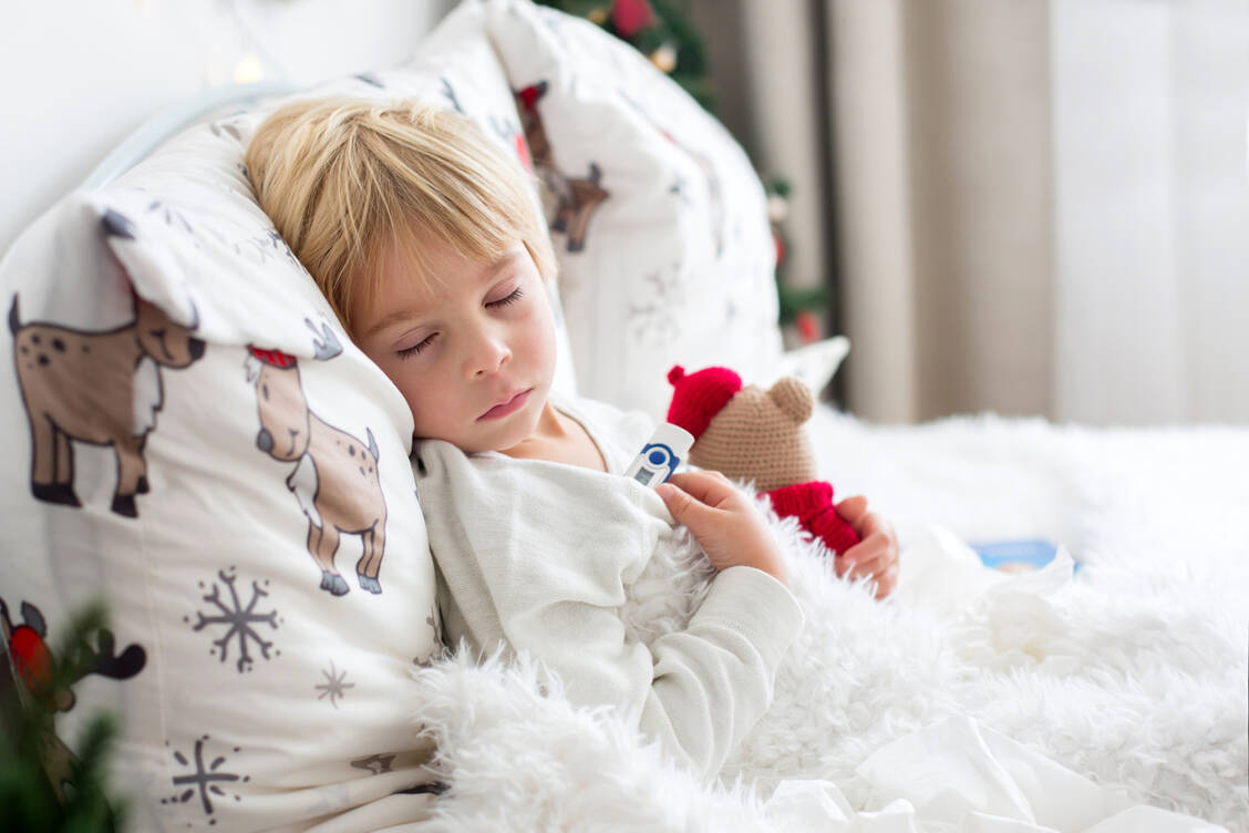 Derzeit liegen bundesweit zahlreiche Kinder mit teils hohem Fieber flach. Schulen verzeichnen hohe Krankenstandsmeldungen bei Kindern und Lehrkräften. / Foto: Adobe Stock/Tomsickova