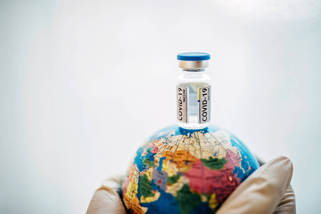 Mehr als die Hälfte der gesamten Weltbevölkerung hat dem Statistik-Portal Our World in Data zufolge mindestens eine Covid-19-Impfung erhalten. / Foto: Getty Images/	StefaNikolic