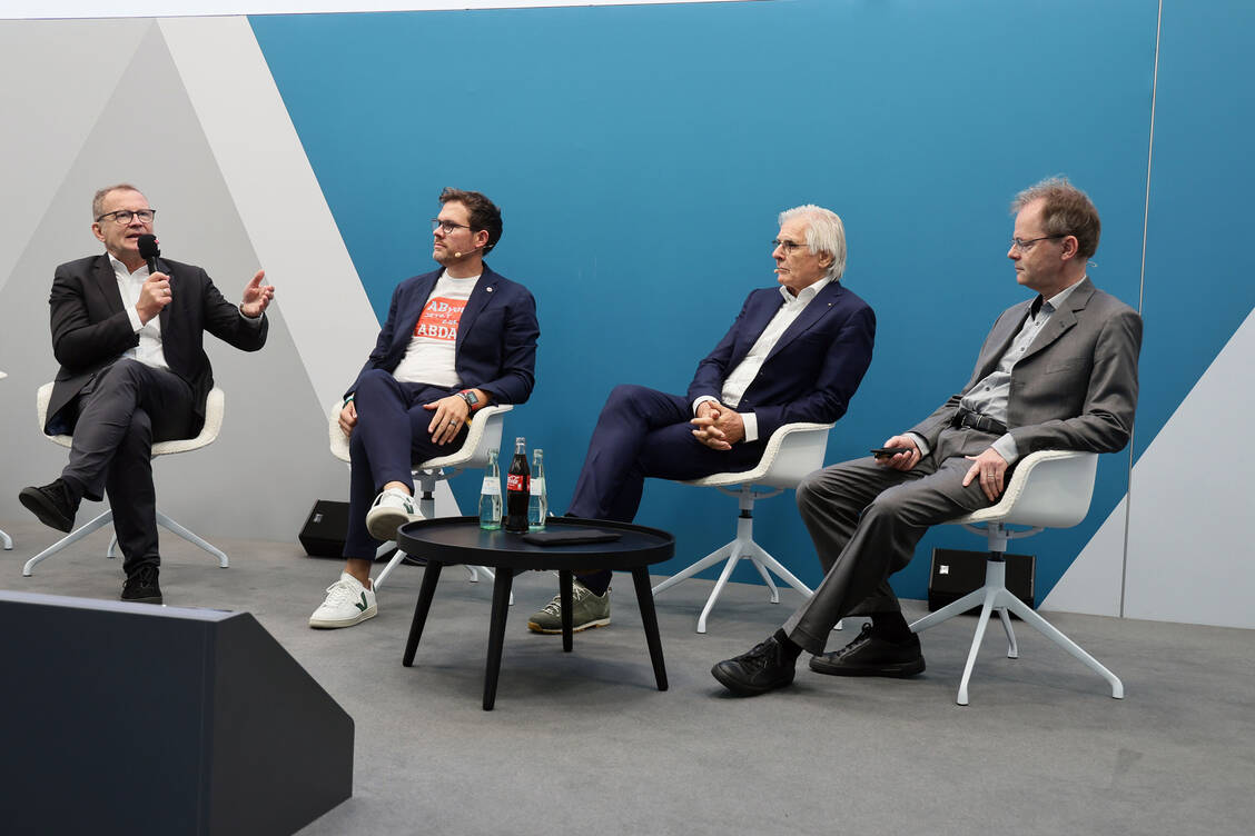 Die Diskussionsteilnehmer (v.l.): Moderator Professor Dr. Manfred Schubert-Zsilavecz, Professor für Pharmazeutische Chemie an der Johann-Wolfgang-Goethe-Universität in Frankfurt am Main; Marc Kriesten, Inhaber der Glückauf-Apotheke in Dinslaken, Professor Dr. Theo Dingermann, Senior Editor bei der Pharmazeutischen Zeitung, und Professor Dr. Hermann Wätzig, Hochschullehrer an der Technischen Universität Braunschweig. / Foto: PZ/Alois Mueller