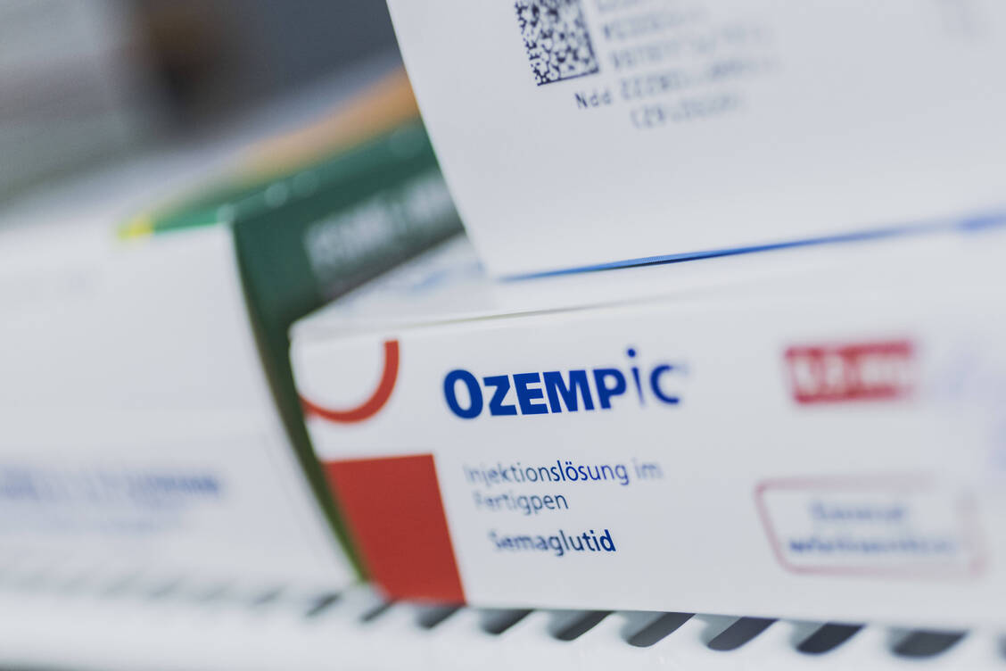 Das Diabetes-Medikament »Ozempic« ist seit einiger Zeit auch als Abnehmmittel in den Schlagzeilen. Behörden warnen vor Fälschungen am Markt. / Foto: IMAGO/photothek