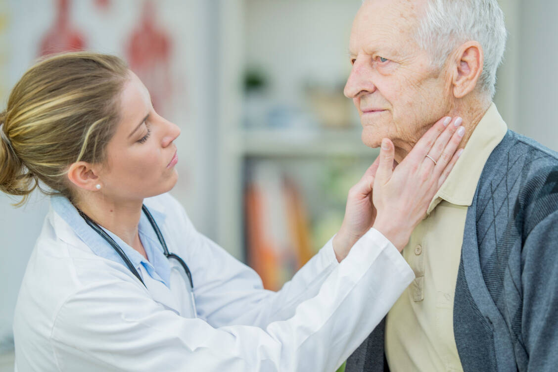 Schwellungen der Lymphknoten können auf ein Lymphom hinweisen. / Foto: Getty Images/FatCamera