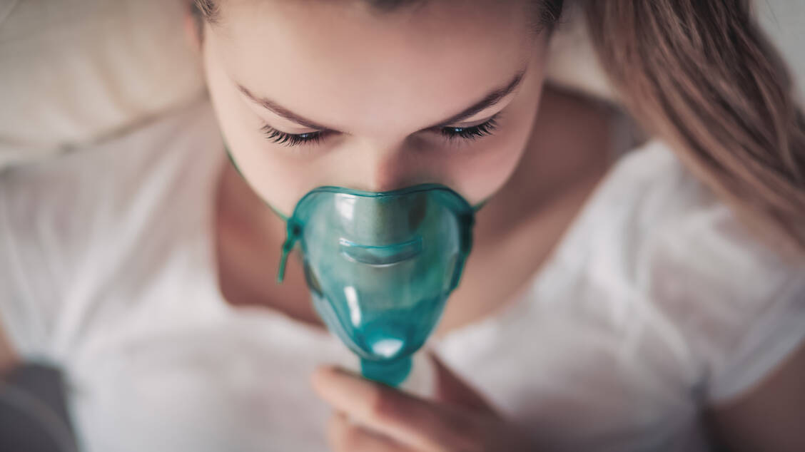Eine inhalative Anwendung von Medikamenten ist bei einer Lungenentzündung bei Covid-19 liegt nah (Symbolbild). / Foto: Getty Images/Branimir Nedeljkovic