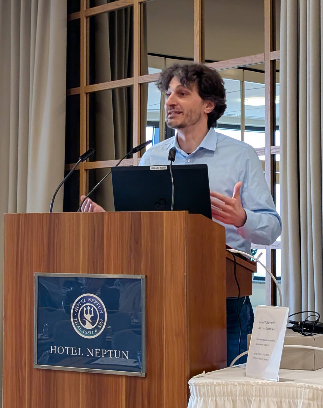 Ates Gürpinar übte Kritik an der Bundesregierung. / © PZ/Brockfeld