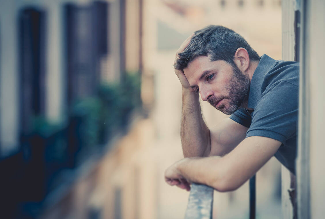Vor allem Alleinstehende treffen Kontaktbeschränkungen hart. Sie sind jedoch ein wirksames Mittel, um Infektionen zu verhindern. / Foto: Adobe Stock/Wordley Calvo Stock